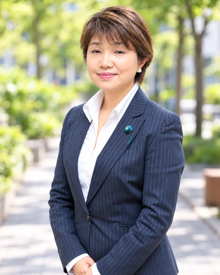 自然の中で微笑む女性
