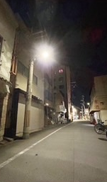 夜道を照らす防犯灯の写真